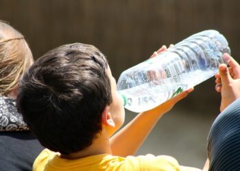 Onda de calor e baixos índices de umidade relativa do ar representam risco à saúde de idosos e crianças