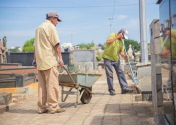 Limpeza nos cemitérios de Araxá é intensificada para as celebrações do Dia de Finados