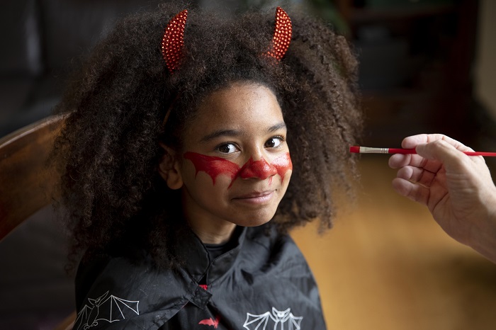 Aprenda a fazer maquiagem para soltar as bruxas neste Halloween