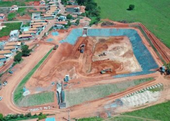 Bacia de contenção de água pluvial é construída no Bairro Açudes, em Bambuí