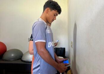 Atendimento nutricional: exame de bioimpedância avalia o desempenho dos atletas da base do Dínamo