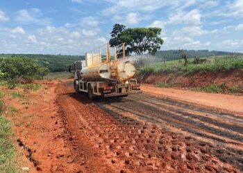 Secretaria de Agricultura e Pecuária de Araxá realiza força-tarefa para manutenção na Estrada da Antinha