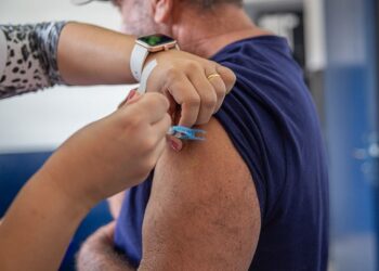 Aplicação da segunda dose bivalente contempla público 60+ nesta quarta em Araxá