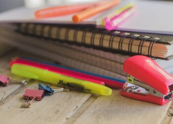 Pesquisa da lista de compra de material escolar em Araxá aponta diferença de 94% nos preços