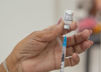 Segue em Araxá a aplicação da segunda dose da vacina bivalente pro público maior de 60 anos