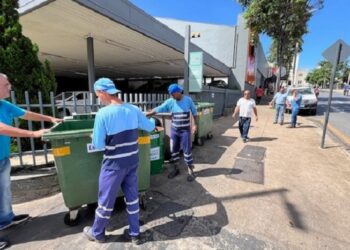 Calçadão da Olegário Maciel, em Araxá, recebe contêineres para otimização da coleta de lixo