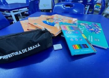 Alunos da rede municipal em Araxá recebem kits de materiais escolares pelo terceiro ano consecutivo, além de uniformes completos