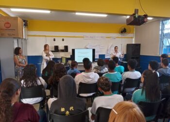 Palestras sobre prevenção da gravidez na adolescência são feitas para alunos de escolas públicas de Araxá