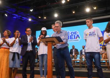Minas Gerais formaliza adesão ao programa Pé-de-Meia para beneficiar até 190 mil estudantes do ensino médio