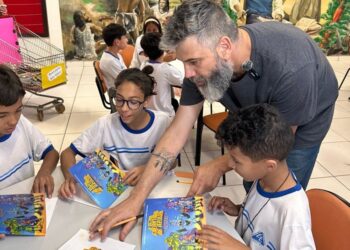 Fundação Cultural Acia distribui a obra “O Reino Encantado de Azulia” e promove formação para professores de Araxá