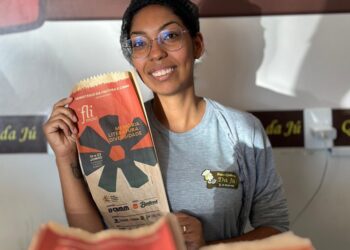 Fliaraxá 2024 distribui sacos de pão com poesias em padarias de Araxá