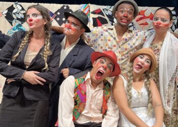 Cia Deu Na Telha apresenta espetáculo ‘Retalhos de História’ pelas praças de Araxá