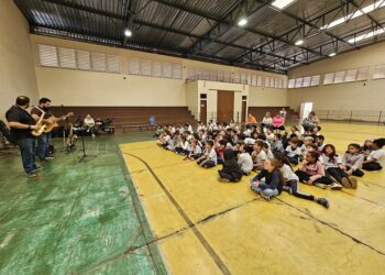 Trio em R.E.H leva música instrumental a estudantes de escolas municipais de Araxá