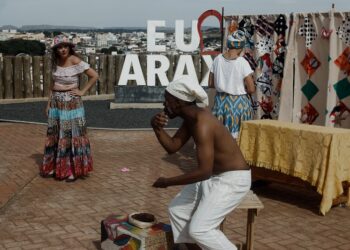 Cia Deu Na Telha leva teatro para praças e encanta crianças e adultos com Retalhos de História